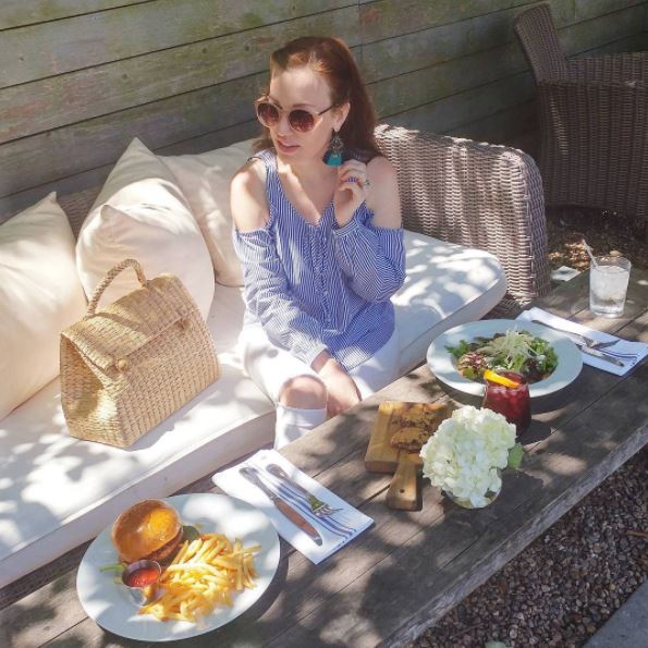 Carry triangle straw handbag on a picnic